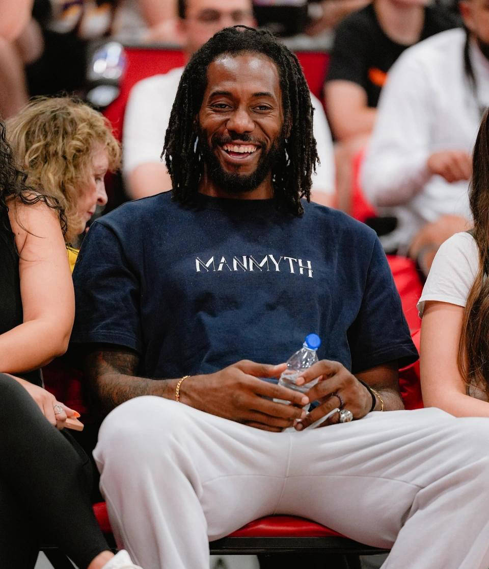 美媒扒爱德华兹离场前爆笑细节：指着3个裁判一顿痛骂 没放过一人（美媒曝爱德华兹离场前搞笑细节：对三位裁判连番怒怼，一个也不放过）