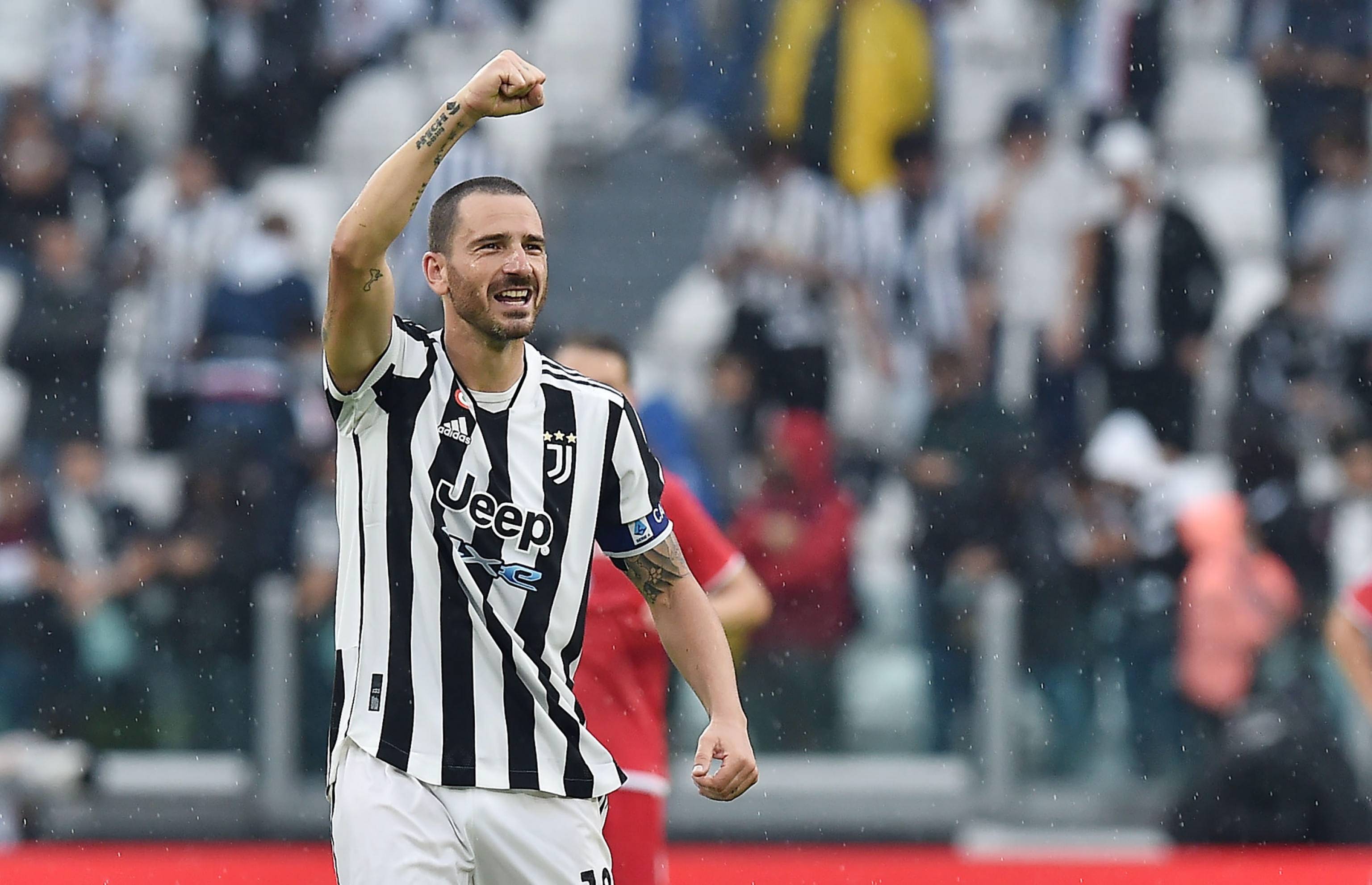 巴萨今夏卖卡萨多免签托马斯引热议（巴萨今夏或售卡萨多并免签托马斯引发争议）