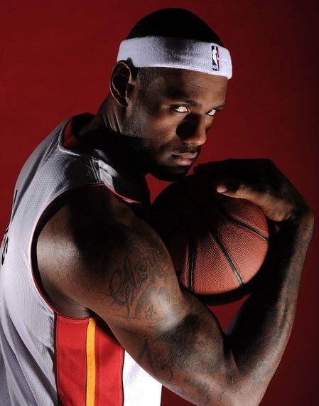 凯尔特人小球迷和远道而来的瑞士年轻人球迷互动（凯尔特人小球迷与来访瑞士青年球迷亲切互动）