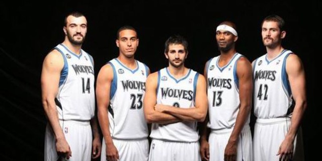 六台：维尼首次感觉到不受皇马球迷全力支持，对续约产生疑问（六台：维尼首度感到皇马球迷支持不足，续约意向生疑）