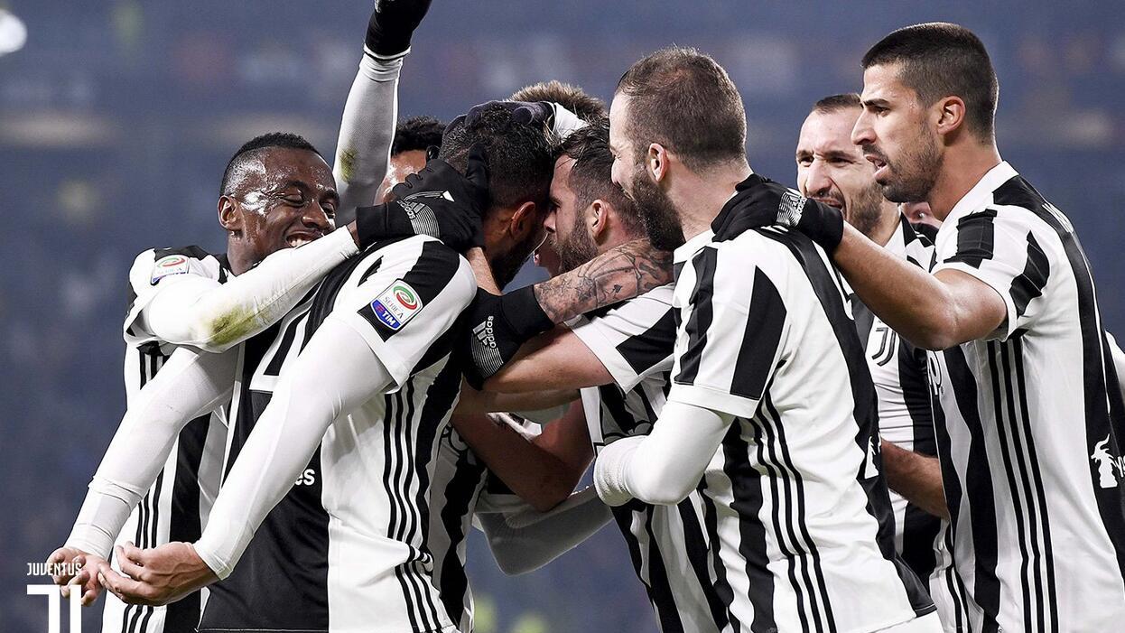 库里狂轰48分留遗憾，最后时刻致命失误葬送逆转希望（库里48分空砍，末秒致命失误断送逆转）