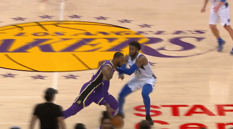 詹姆斯防守端的表现引发热议（詹姆斯在防守端的发挥成为焦点）