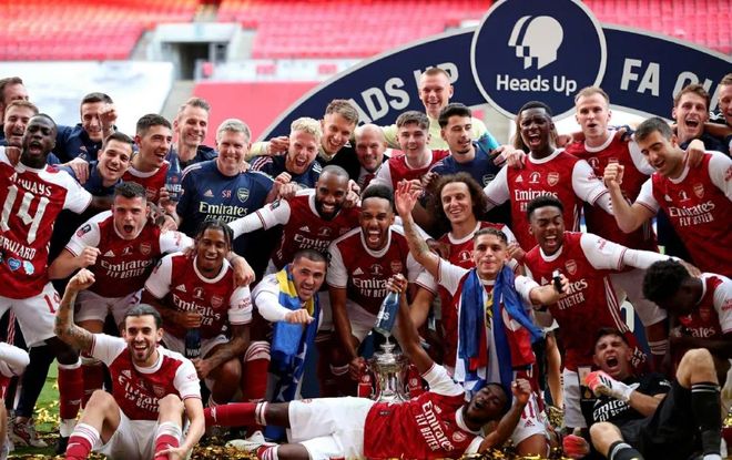 打进精彩世界波+头球破门，马杜埃凯当选欧冠本周最佳球员（轰进世界波并头球建功，马杜埃凯荣膺欧冠本周最佳）