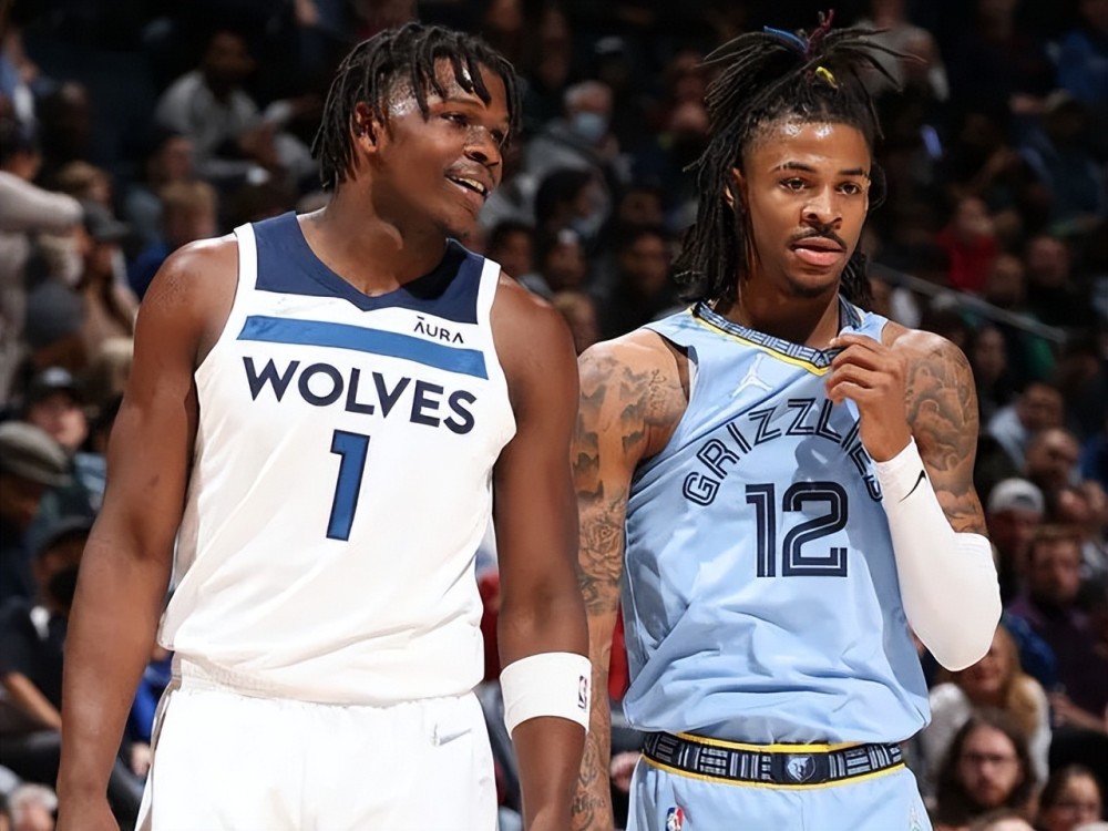 笑死了詹姆斯罚球期间狄龙主动上前击掌&被老詹无奈推开（詹姆斯罚球时狄龙主动凑前求击掌被老詹无奈推开笑翻全场）