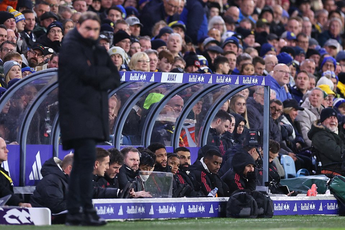 奋力反击！拉梅洛·鲍尔上篮得手 黄蜂轰出11-0扳平比分（黄蜂掀11-0攻势追平比分，拉梅洛·鲍尔上篮命中）