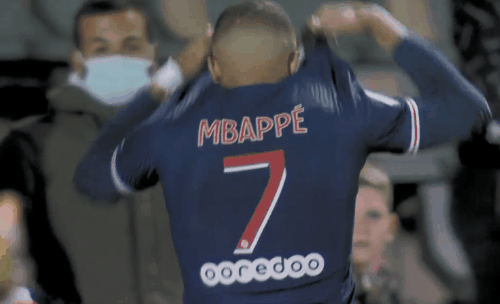 太阳报：麦克托米奈领意甲最佳球员奖，被女友透视着装抢风头（太阳报：麦克托米奈荣膺意甲最佳，女友透视造型抢尽风头）