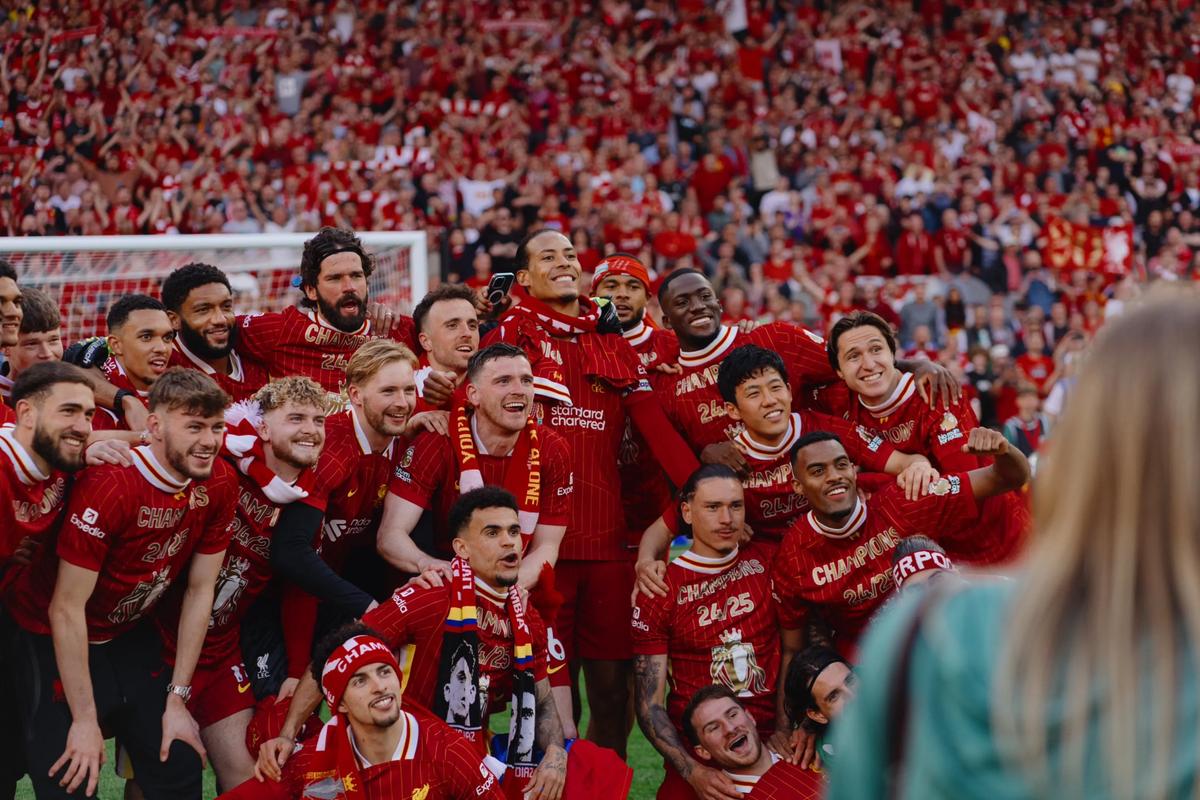 与女友的合照在C位~杨瀚森更新社媒晒日常：Merry Christmas（杨瀚森社媒更新晒圣诞日常，女友合影稳居C位）