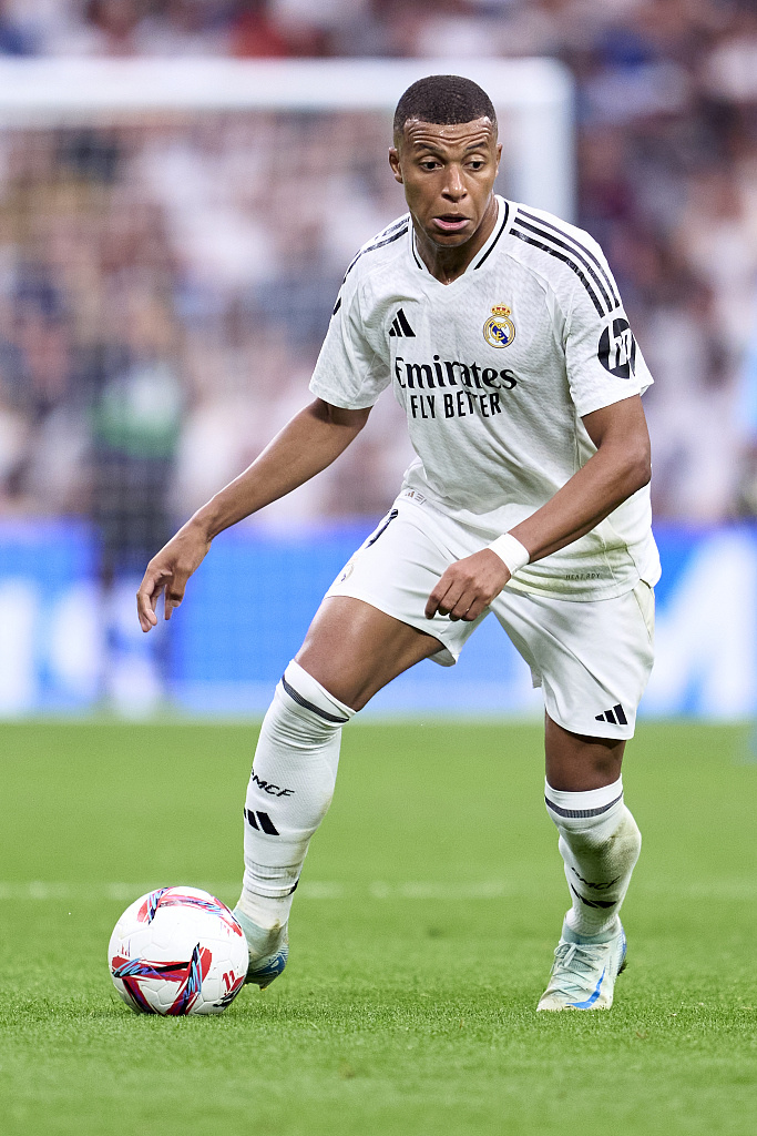 足球世界杯吉祥物亮相，造型引网友热评（世界杯吉祥物发布，外观引发网友热议）