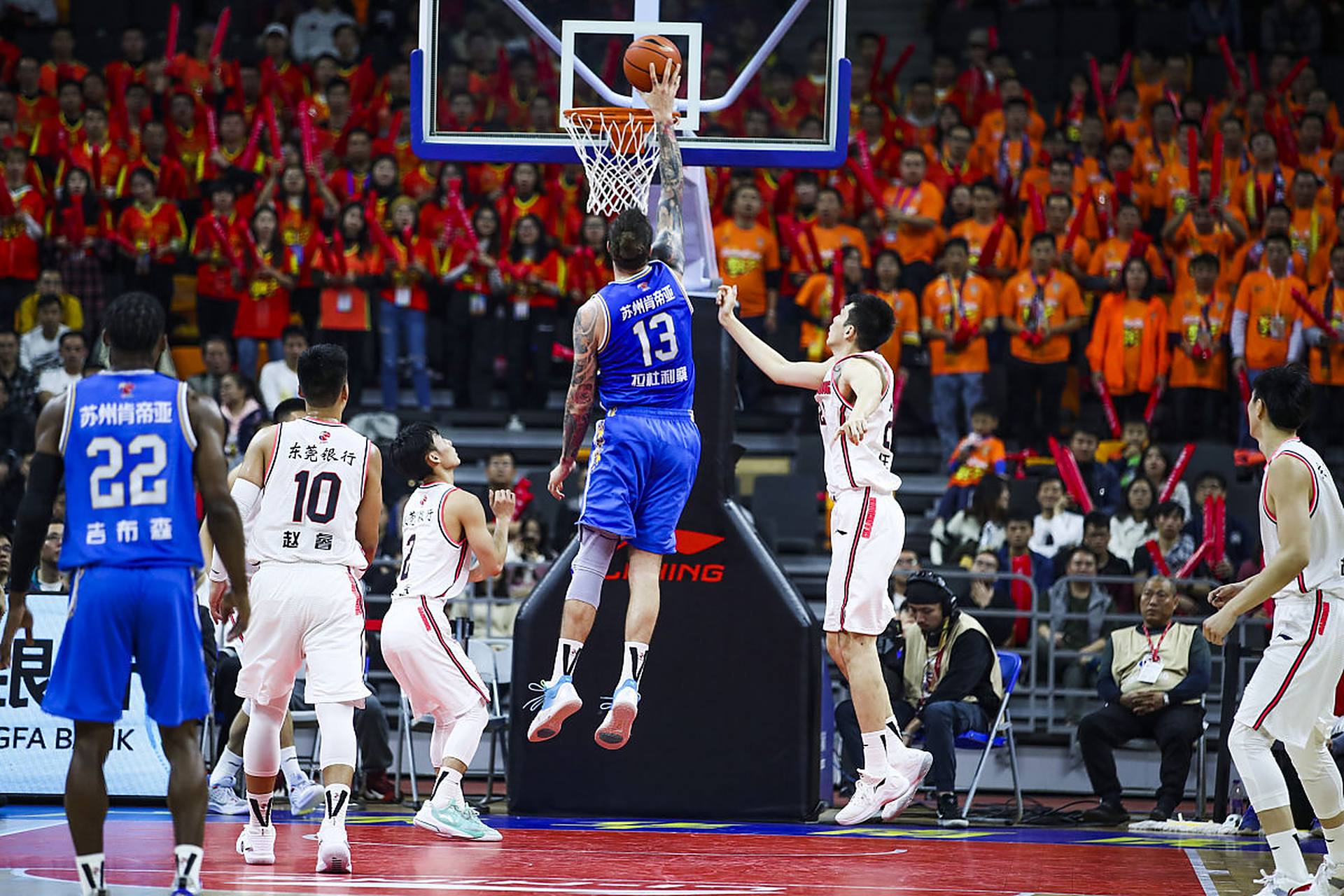 梅西、C罗离开欧洲，足坛进入后梅罗时代，三名新星身价达2亿欧元，形成三“骄”格局。（梅西、C罗相继告别欧洲，后梅罗时代开启：三大新星身价达2亿欧，三“骄”格局成型）