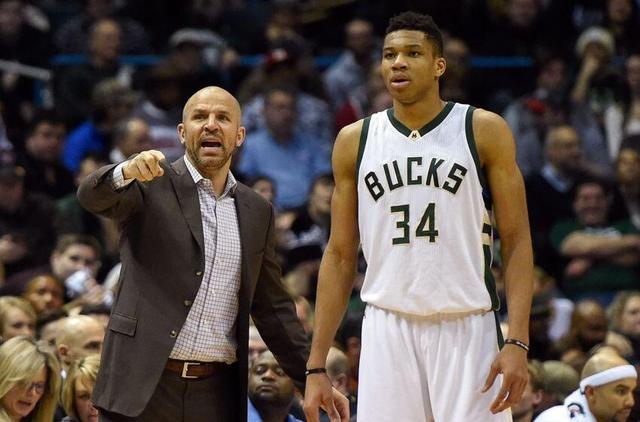 篮球盛宴：申京冲击篮筐（篮坛嘉年华：申京强攻篮下）