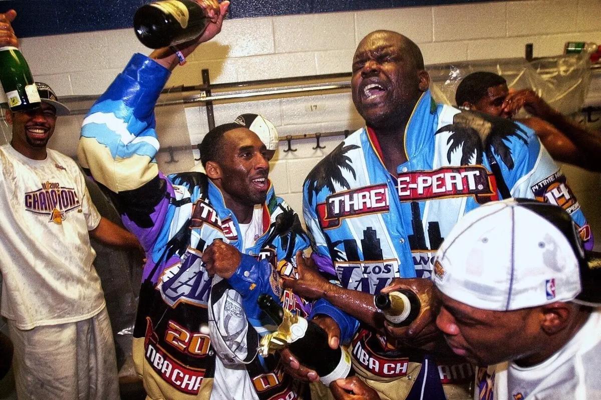 破防了！张本智和比手势，现场球迷给港队加油，日本队压力大（张本智和做手势引爆全场，球迷齐为港队助威，日本队压力陡增）