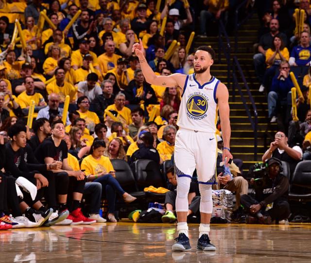 足球中超两场比赛因大雾暂停（受大雾影响，中超两场比赛暂停）