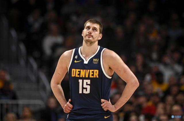 终于进球！亨特跟进正面射中三分 为骑士打破运动战得分荒（亨特正面跟进命中三分，骑士终于终结运动战得分荒）